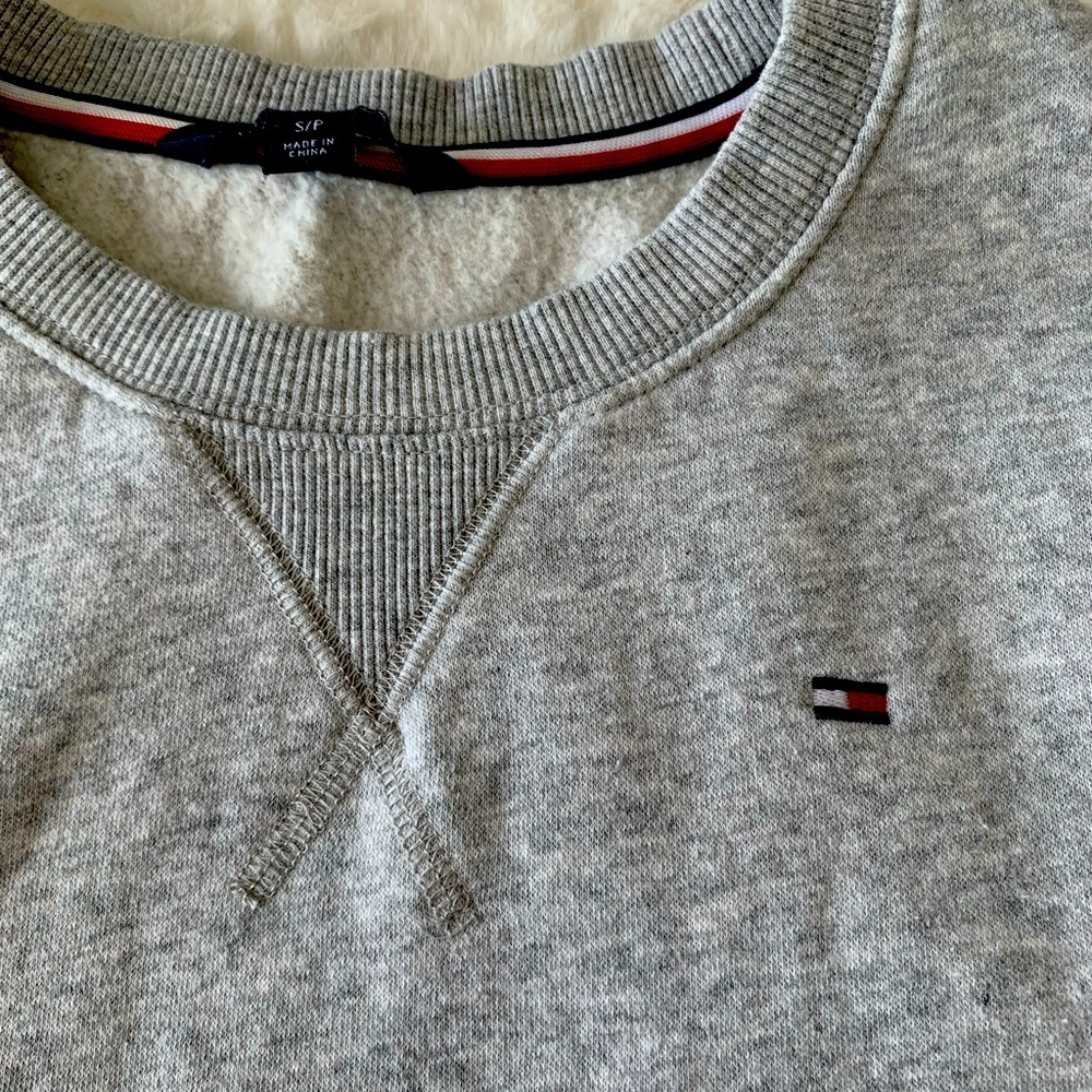 Tommy Hilfiger light weight grey crew neck sweatshirt - women’s SZ SM